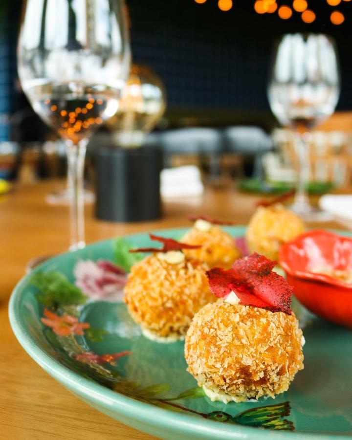 Hotel V1501 Pasto Dış mekan fotoğraf A plate of canapés