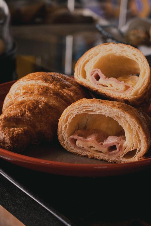 Hotel V1501 Pasto Dış mekan fotoğraf A ham and cheese croissant